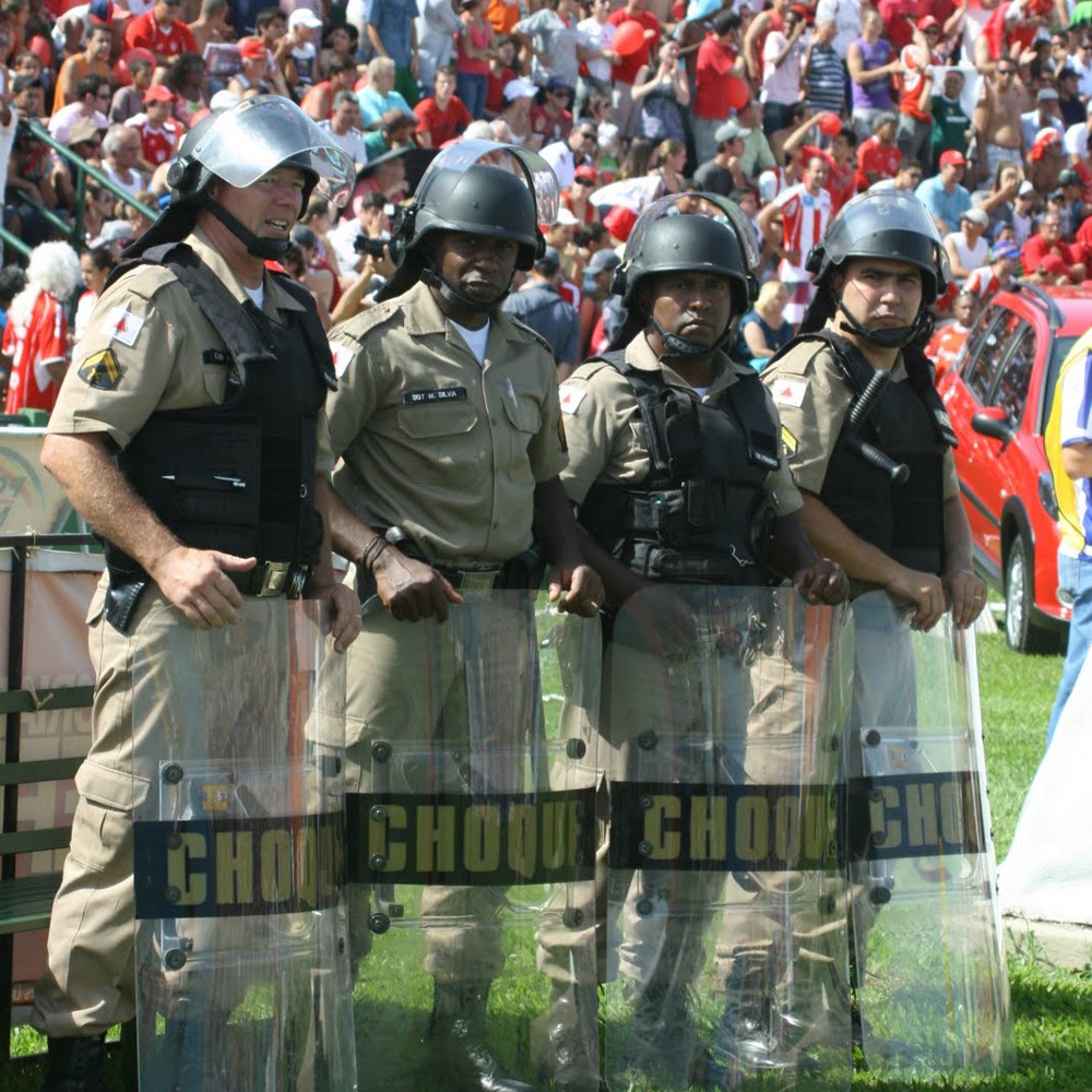 Campo de futebol não é lugar de polícia!